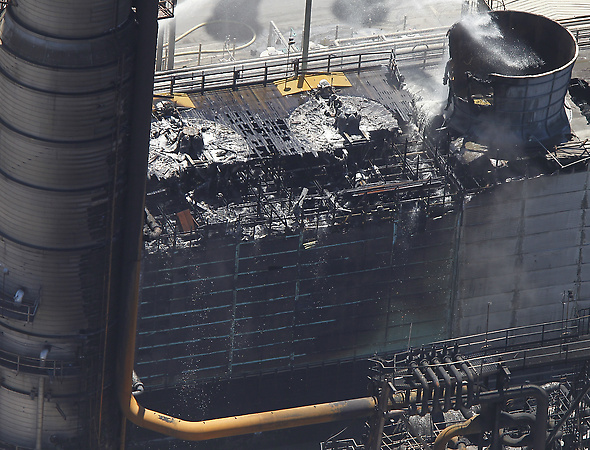 Description: Fire blazes at Chevron refinery in Richmond